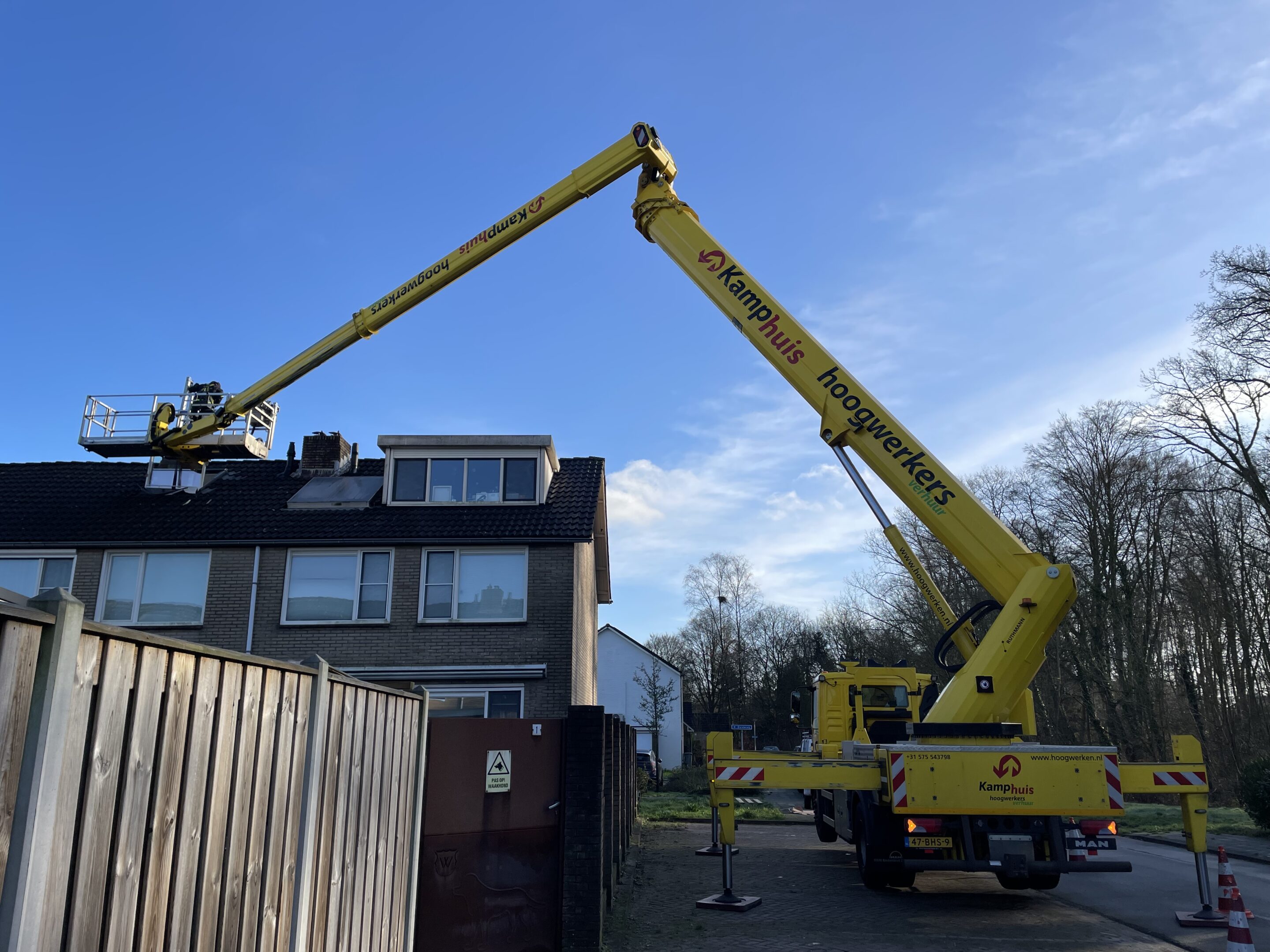 40 Meter Hybride Vrachtautohoogwerker foto 2 Kamphuis Hoogwerkers scaled
